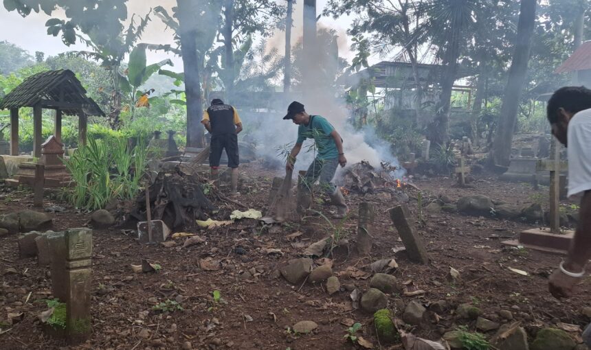 Tradisi Menjelang Lebaran: Warga RT 02 Dusun Sombron Bersihkan Makam