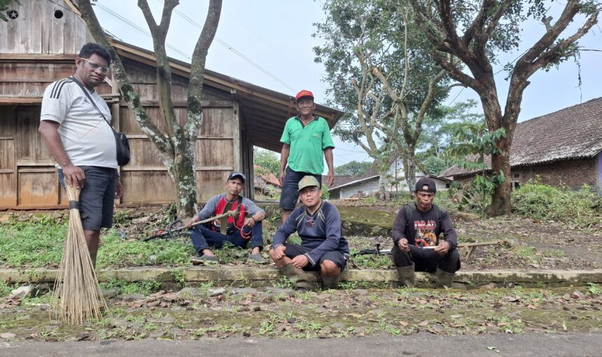 Warga RT 02 Dusun Sombron Berbenah Sambut Idulfitri: Kebersihan Sebagai Cerminan Iman