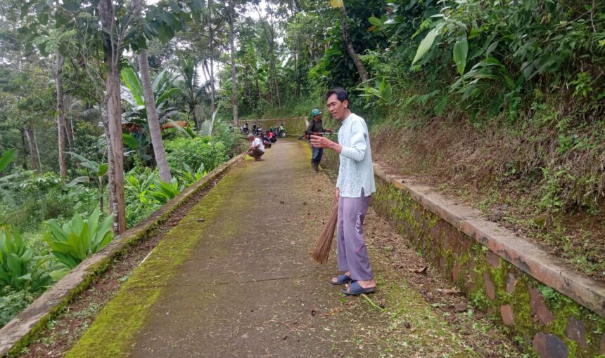 Warga RT 04 Dusun Sombron Gotong Royong Sambut Idulfitri
