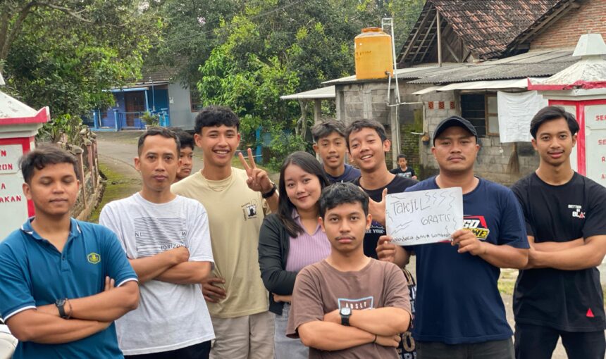 Karang Taruna Dusun Sombron Bagikan Takjil: Aksi Nyata Peduli Sesama