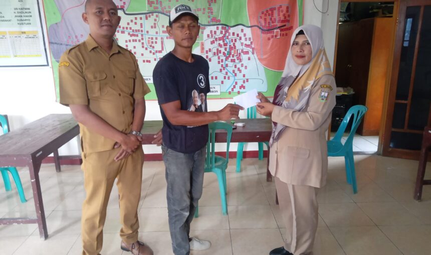 Dukung Pembinaan Keagamaan, Pemdes Tlompakan Salurkan Honor Guru TPA dan PPA