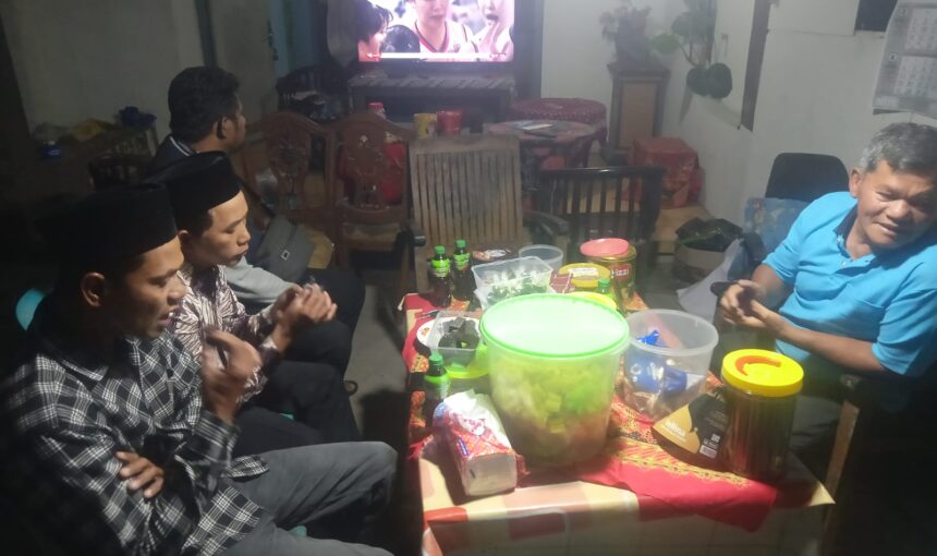 Silaturahmi Lebaran, Pokja Dusun Sombron Sambangi Kediaman Kepala Desa Tlompakan