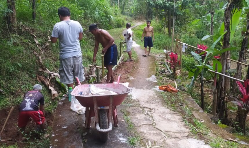 Demi Kenyamanan Kirab, Warga RT 02 Sombron Gotong Royong Benahi Jalur Prosesi