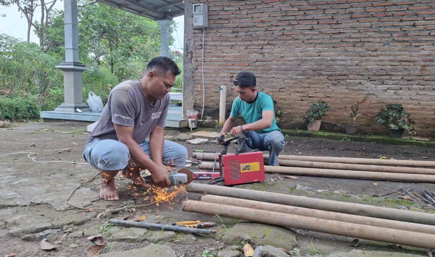 Menerangi Jalan Warisan Leluhur: Inisiatif Warga Sombron Tanpa Menunggu Bantuan Pemerintah