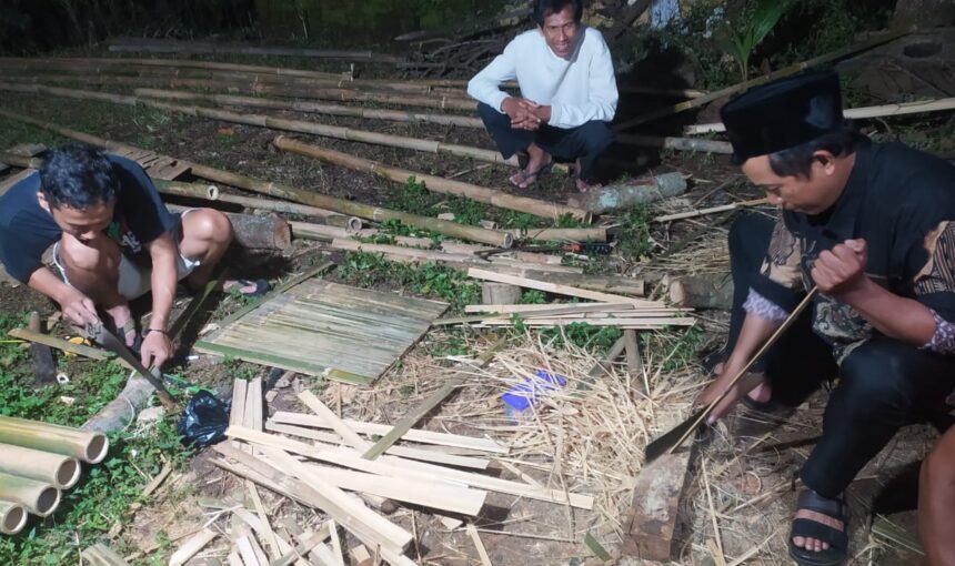 Malam di Balik Gapura: Dedikasi Sunyi untuk Merti Dusun Sombron