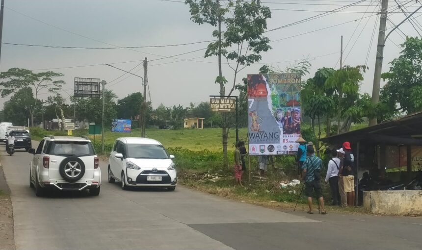 Menyapa dari Pertigaan Karanglo: Baliho Merti Dusun Sombron Ajak Warga Rayakan Tradisi