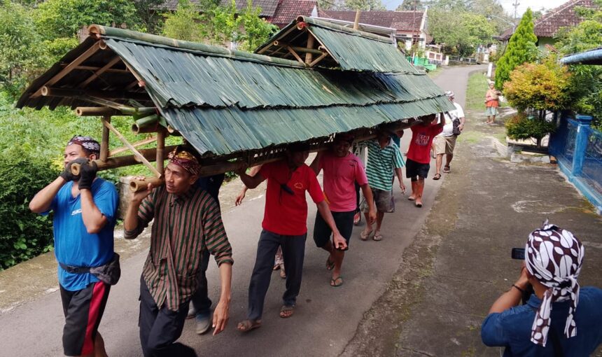 Di Bawah Terik Siang: Semangat Gotong Royong Warga Sombron Membangun Gapura Tradisi